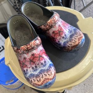 Women’s Dansko work shoes. Size 37 (7).